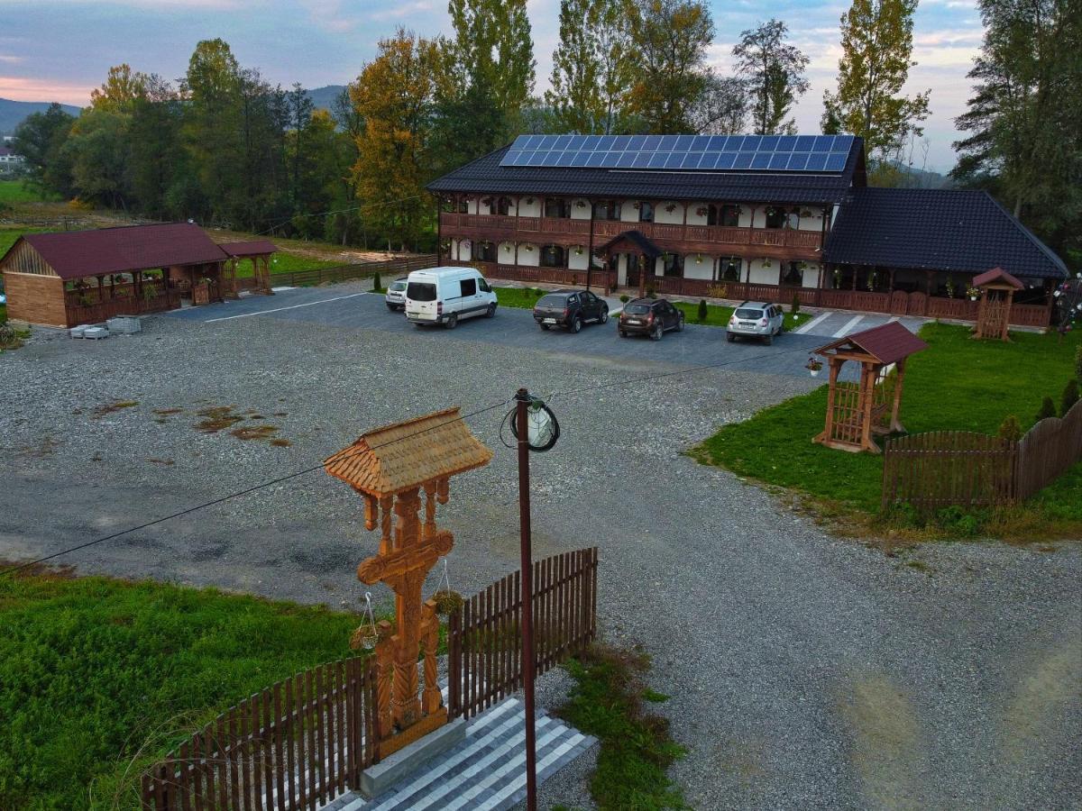 Conacul Cosaului Hotel Feresti Eksteriør billede