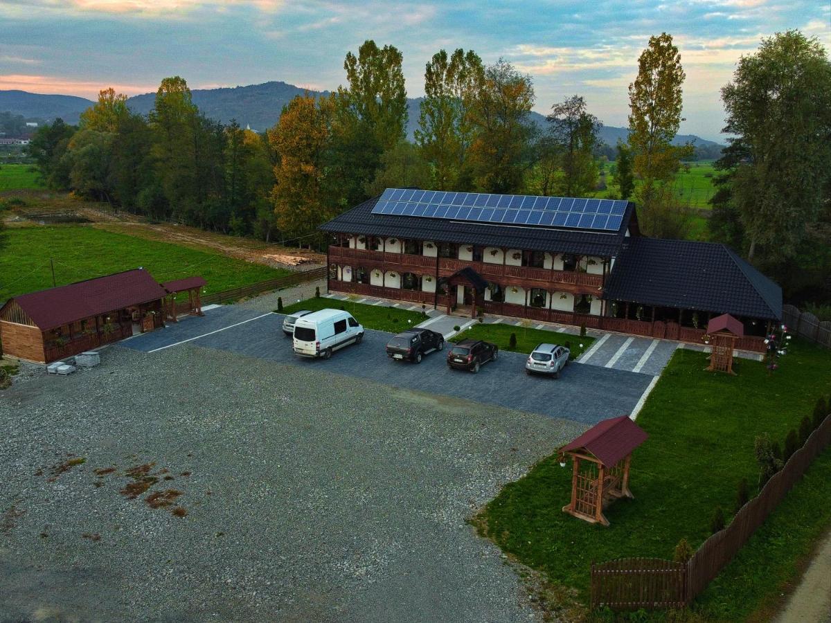 Conacul Cosaului Hotel Feresti Eksteriør billede