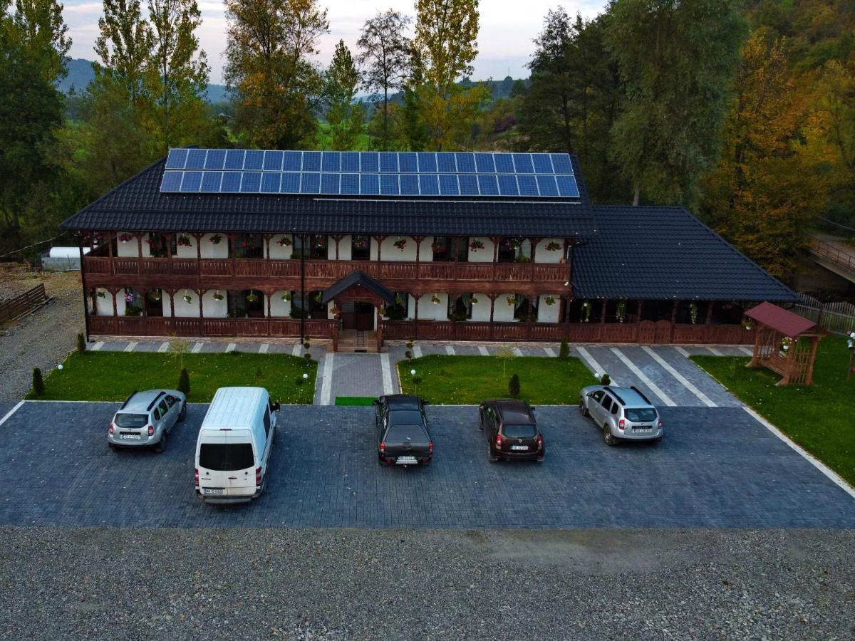 Conacul Cosaului Hotel Feresti Eksteriør billede