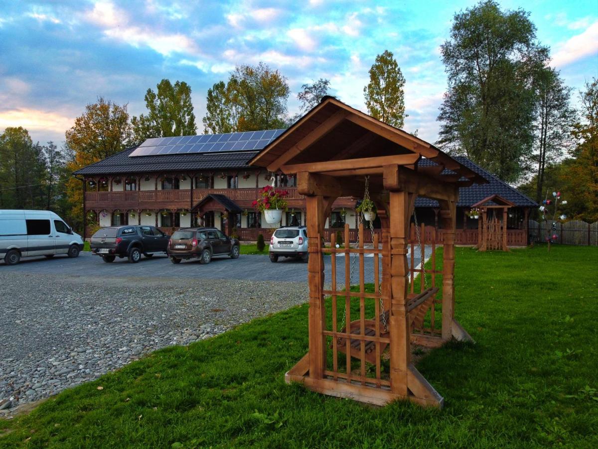 Conacul Cosaului Hotel Feresti Eksteriør billede