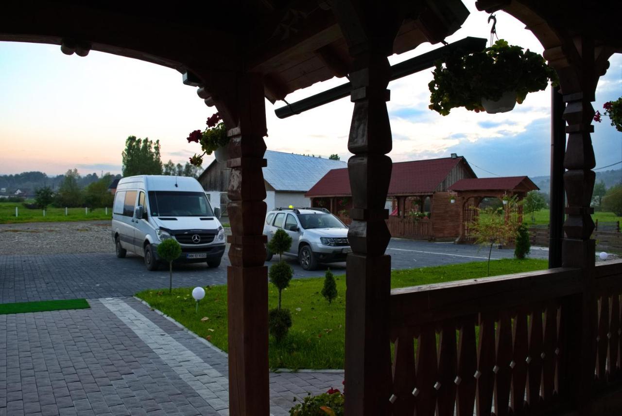 Conacul Cosaului Hotel Feresti Eksteriør billede