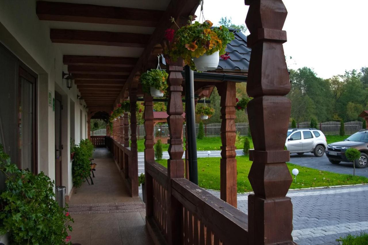 Conacul Cosaului Hotel Feresti Eksteriør billede